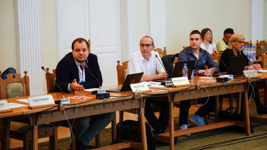 SZOLJON – Puskaporos hangulatban beszéltek a békéről a szolnoki közgyűlésen