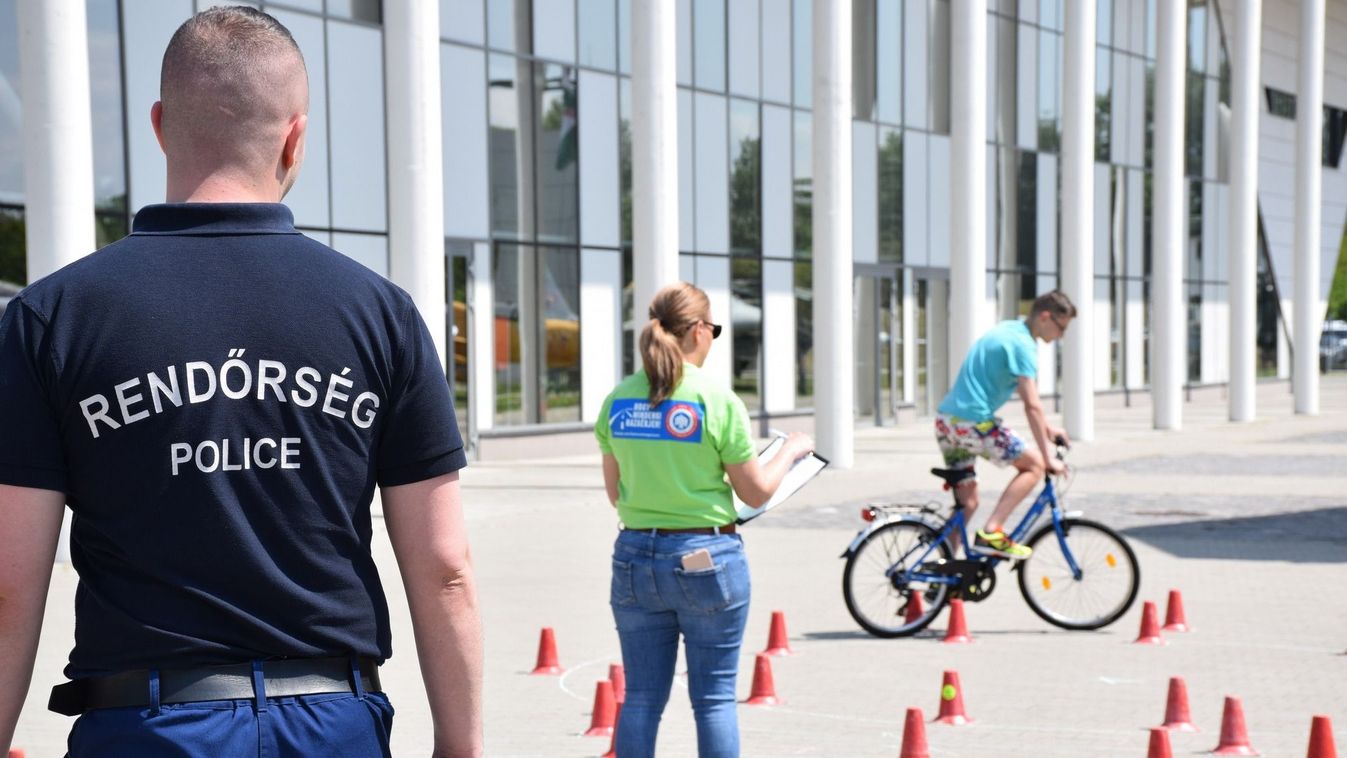 Díjazták a rendőrök a legügyesebb bringás diákokat a Jászkunságban