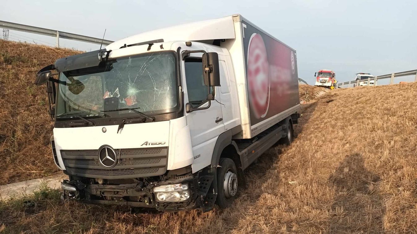A szalagkorlátot átszakítva csapódott árokba egy teherautó az M4-es szolnoki szakaszán