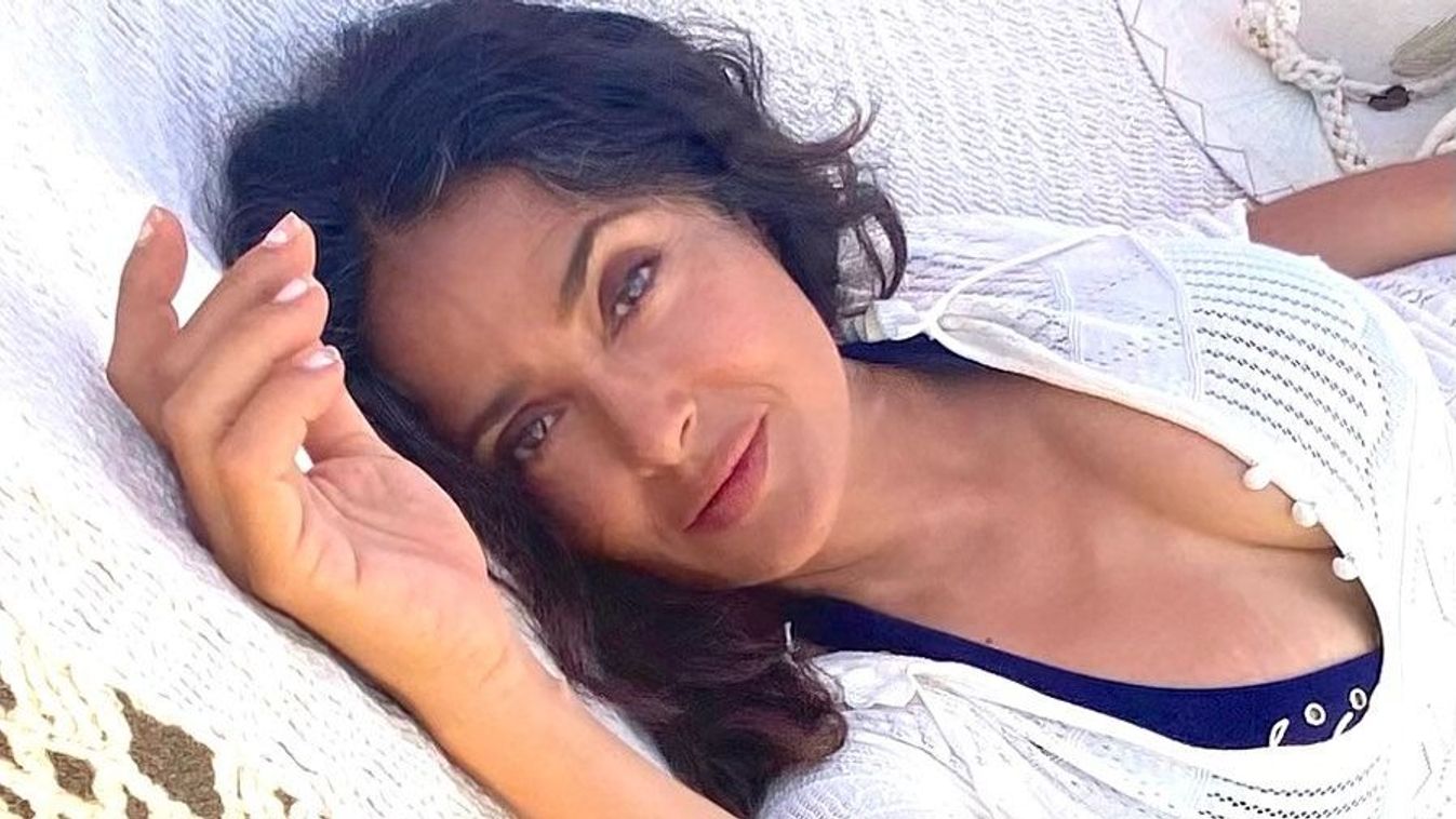 Salma Hayek most Mexikóban mutatta meg a melleit