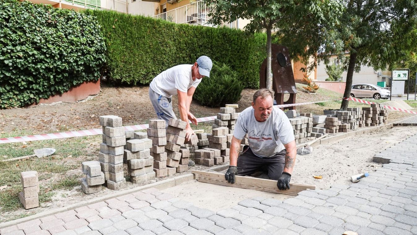 Kiegyenesítik a felpúposodott térköveket a Tisza-parti sétányon