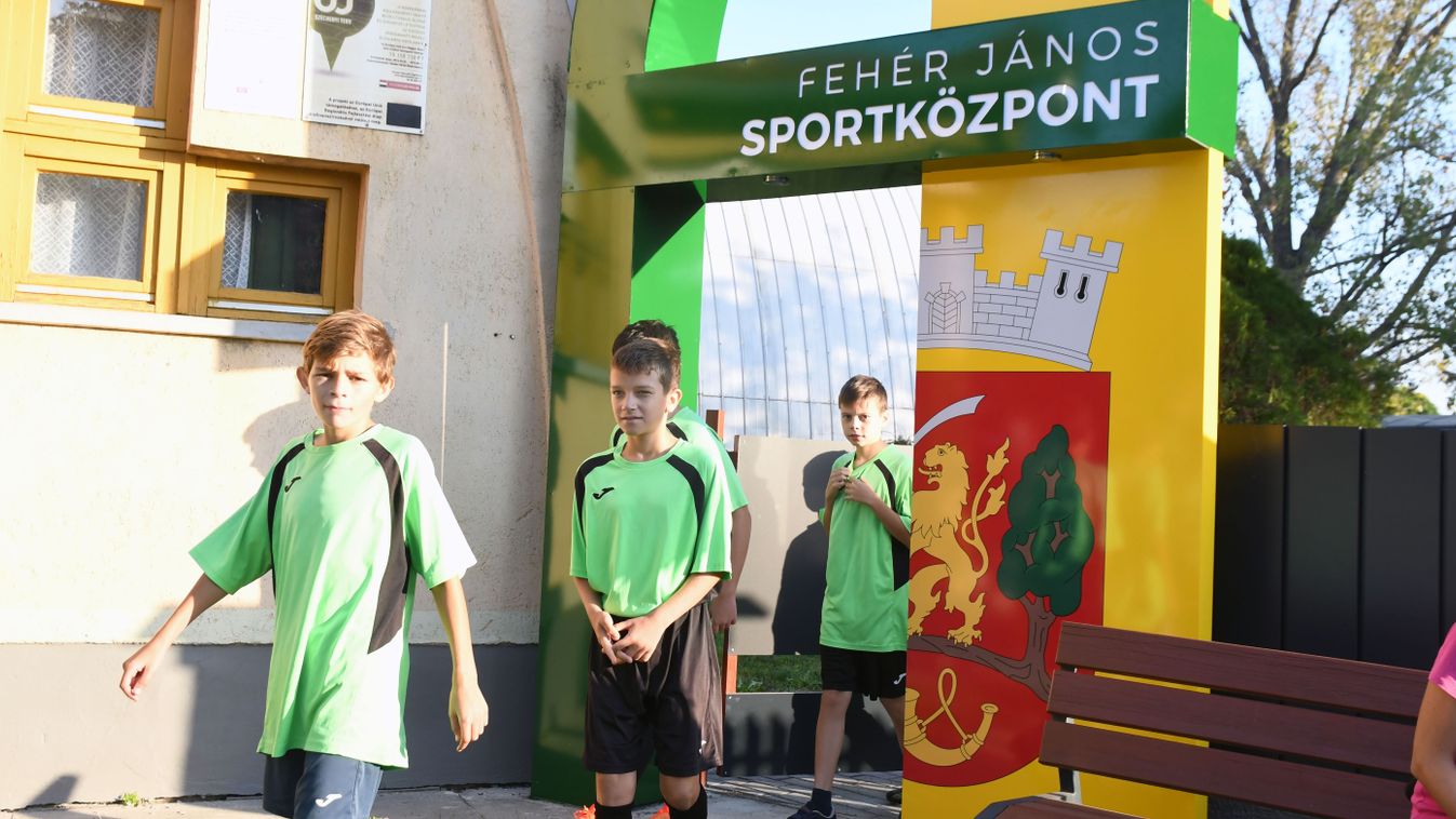 A kiemelkedő sportvezető, Fehér János nevét viseli Újszász ünnepélyesen átadott sportközpontja - galériával