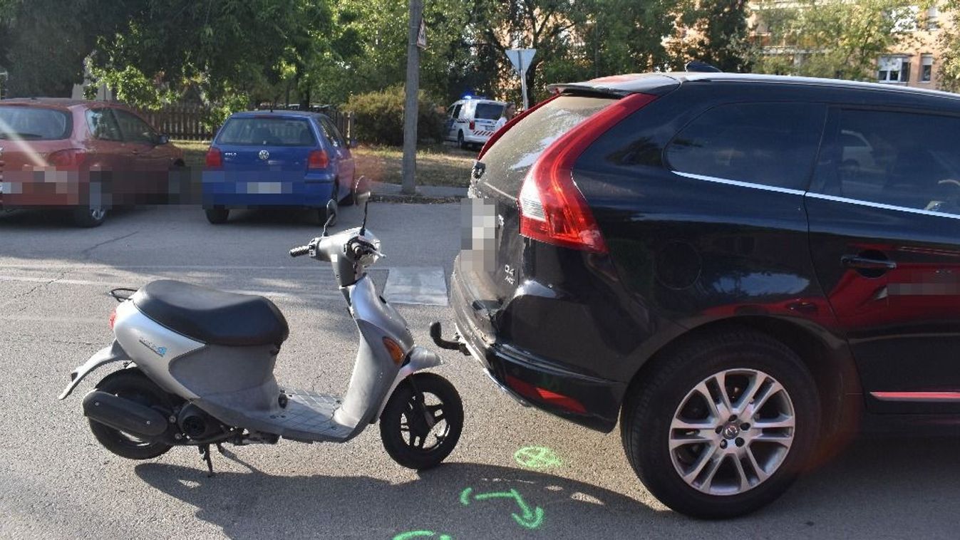 Figyelmetlenség: autónak ütközött egy robogós Szolnokon