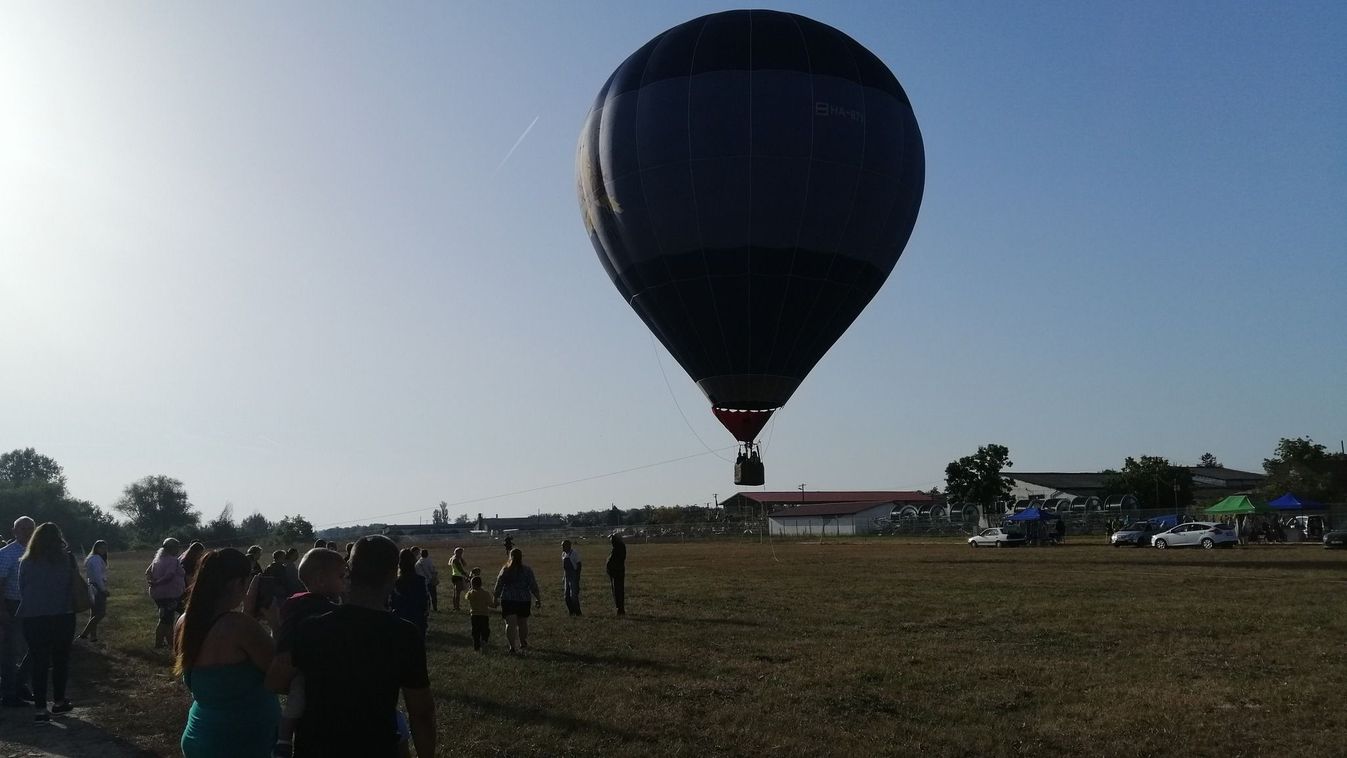Hőlégballonozni is lehetett a cibakházi vásárban