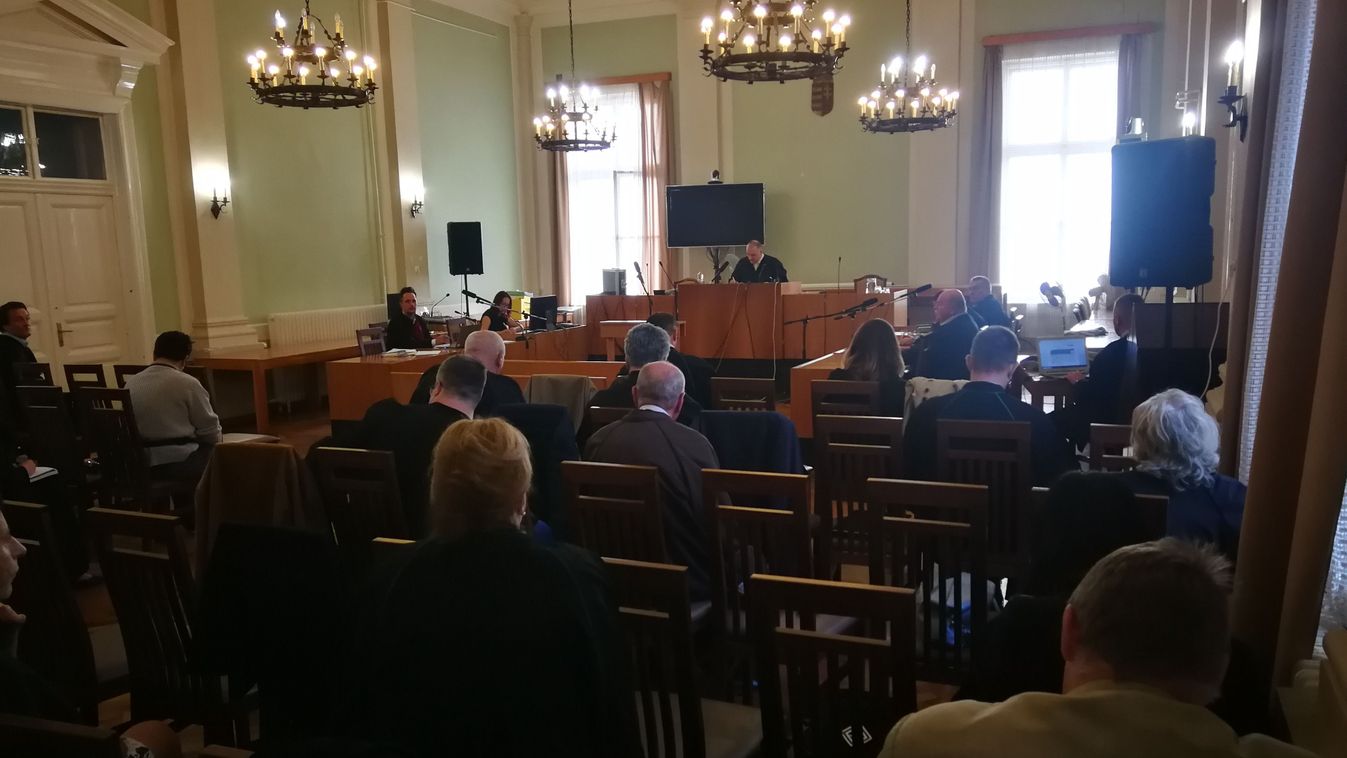 Közel száz vádlottja van az éppen zajló pernek Szolnokon