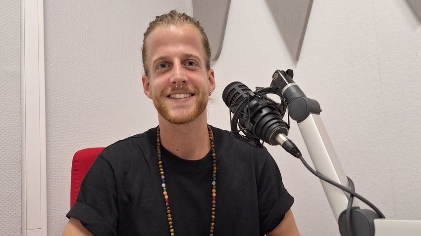 En cinco años, el instructor de yoga Marten Kertesz de Solnok ha viajado por todo el mundo.