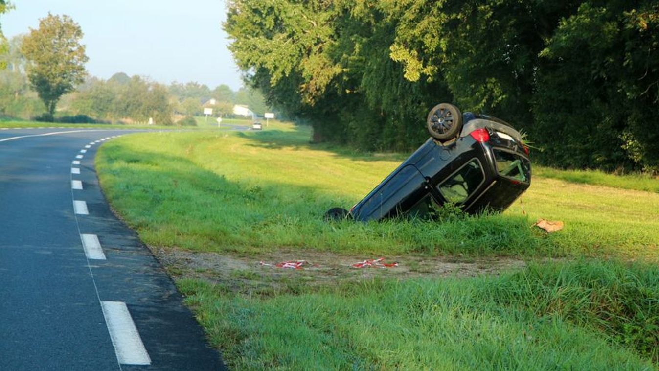 A tetejére borult egy autó a 4-es főúton Törökszentmiklósnál