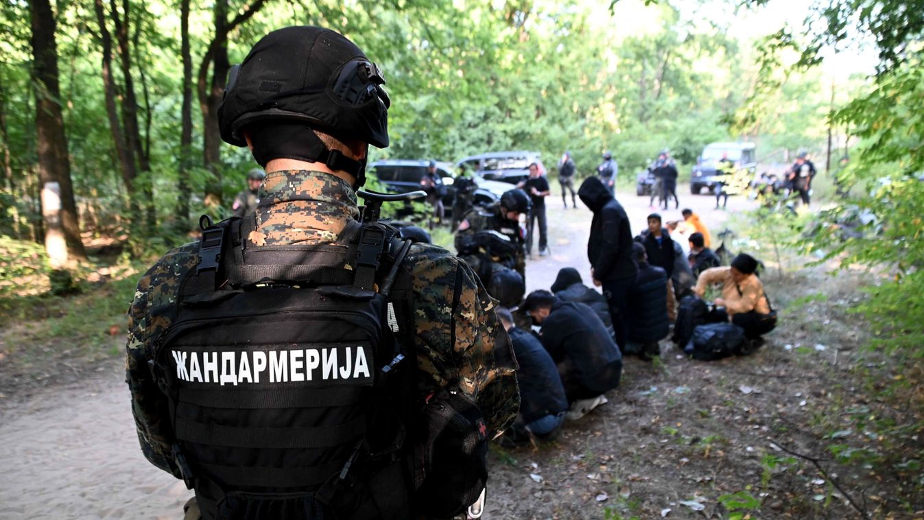 Automata fegyverekkel felszerelkezve ostromolják a határt a migránsok