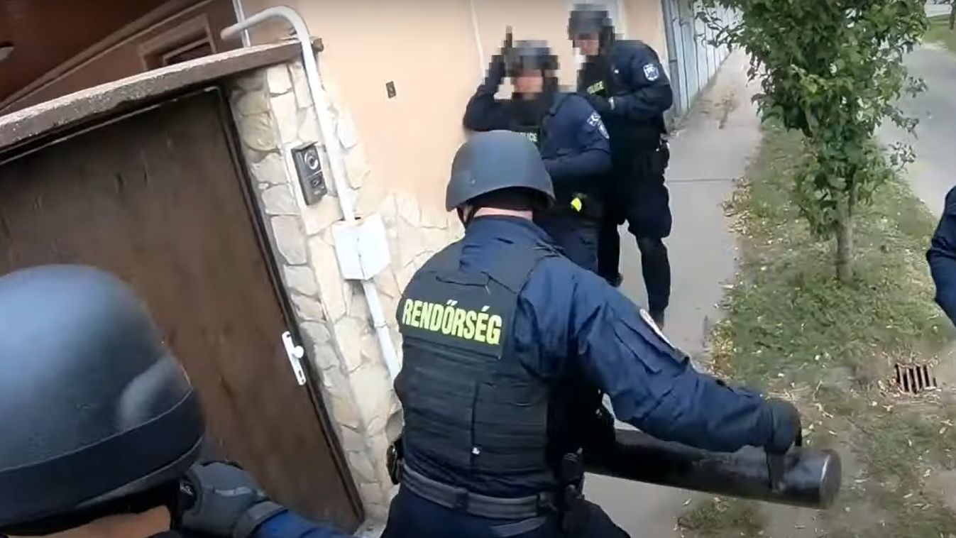 Videón a rajtaütés: köpni-nyelni nem tudtak a jászsági drogbanda tagjai, prostitúció is szerepel a vádak között