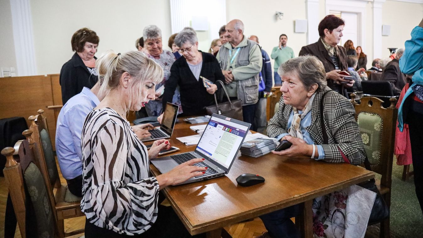 Gombnyomásra érkezik a segítség! – tájékoztatót tartottak a Gondosóra programról Szolnokon