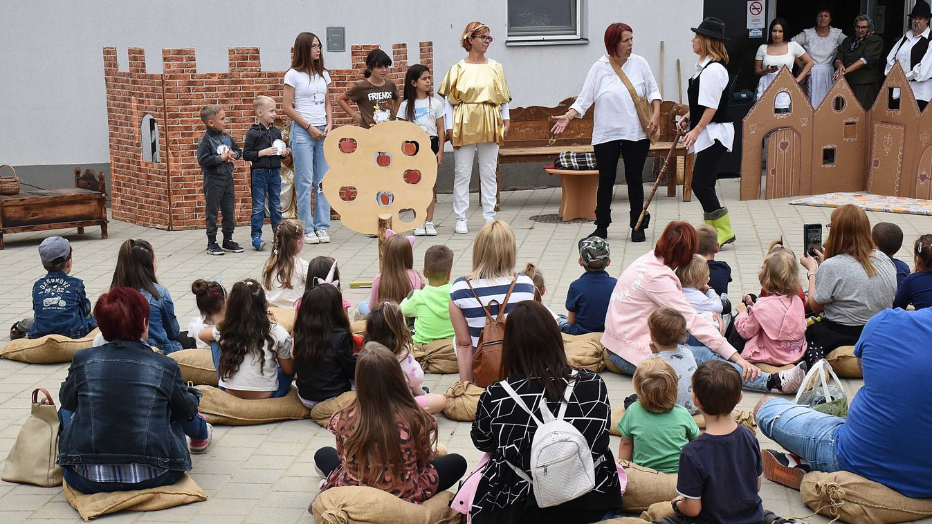 A házi mustkészítés fortélyaiba is beavatták a jászberényi óvodásokat