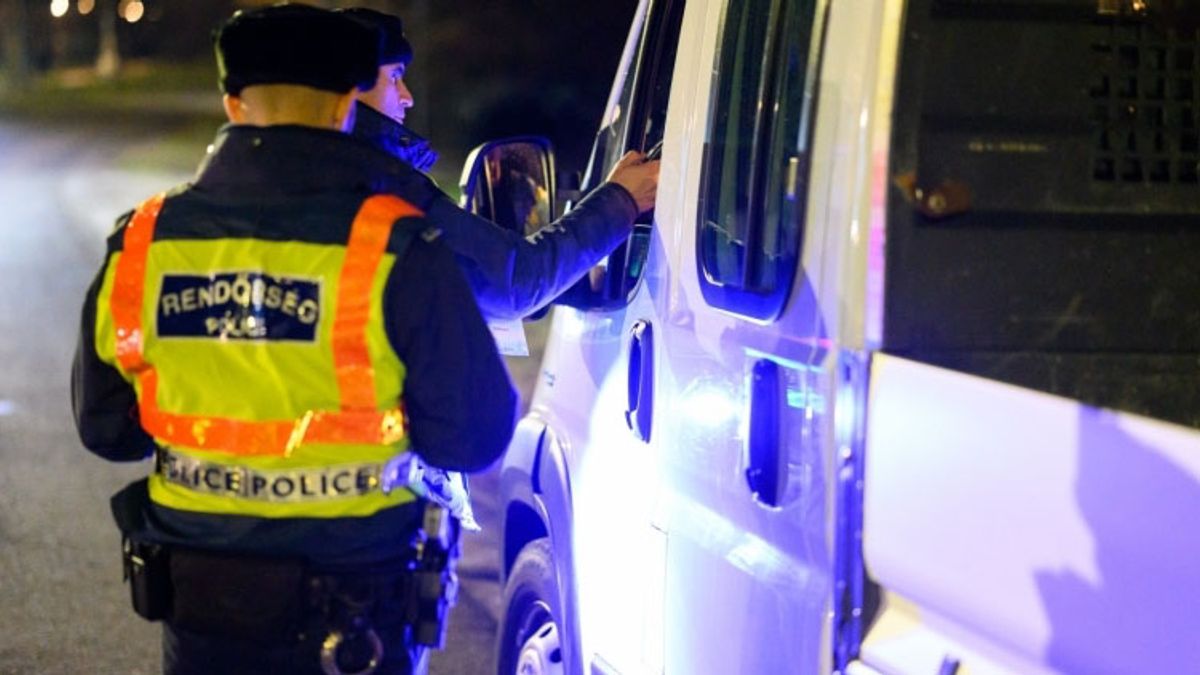 Lopott rendszámú autóval kapcsoltak le a rendőrök egy ittas, vezetéstől eltiltott férfit Pusztamonostoron