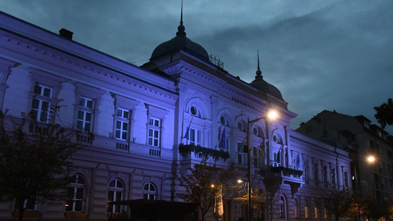 A Gyermekjogok világnapja alkalmából kékbe öltözött a szolnoki városháza