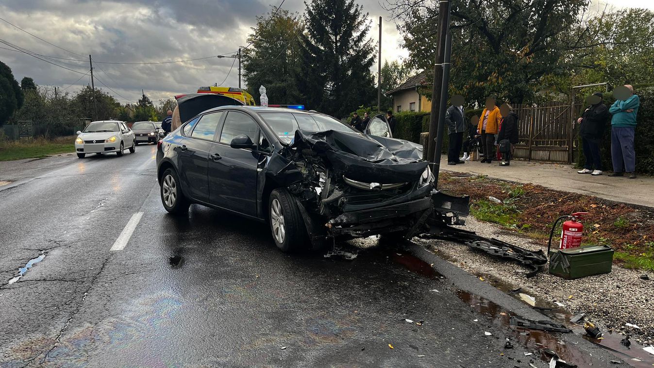 Az autó és a busz is összetört az ütközésben – fotók a szolnoki balesetről