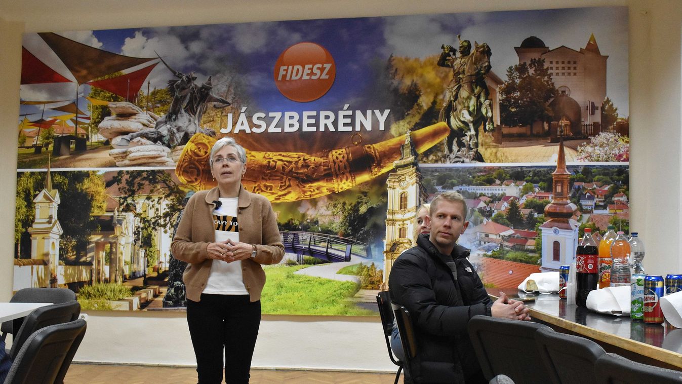 Megújult a jászberényi Fidesz székháza, fotófalat is avattak