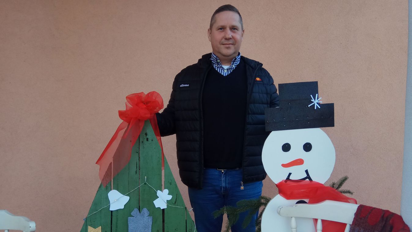 Karácsonyi díszbe öltözött a kőröstetétleni községháza
