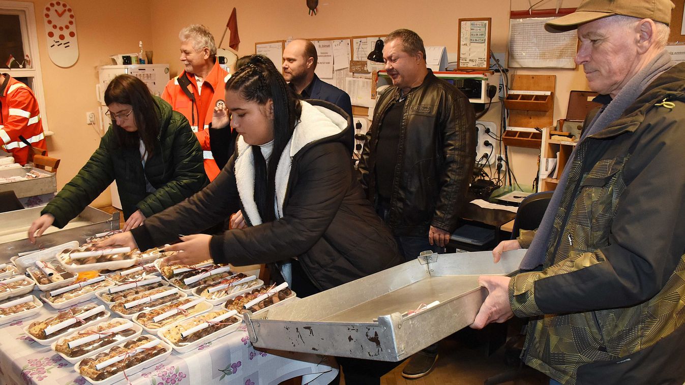 Süticsomagokkal köszönték meg a jászberényi mentők munkáját