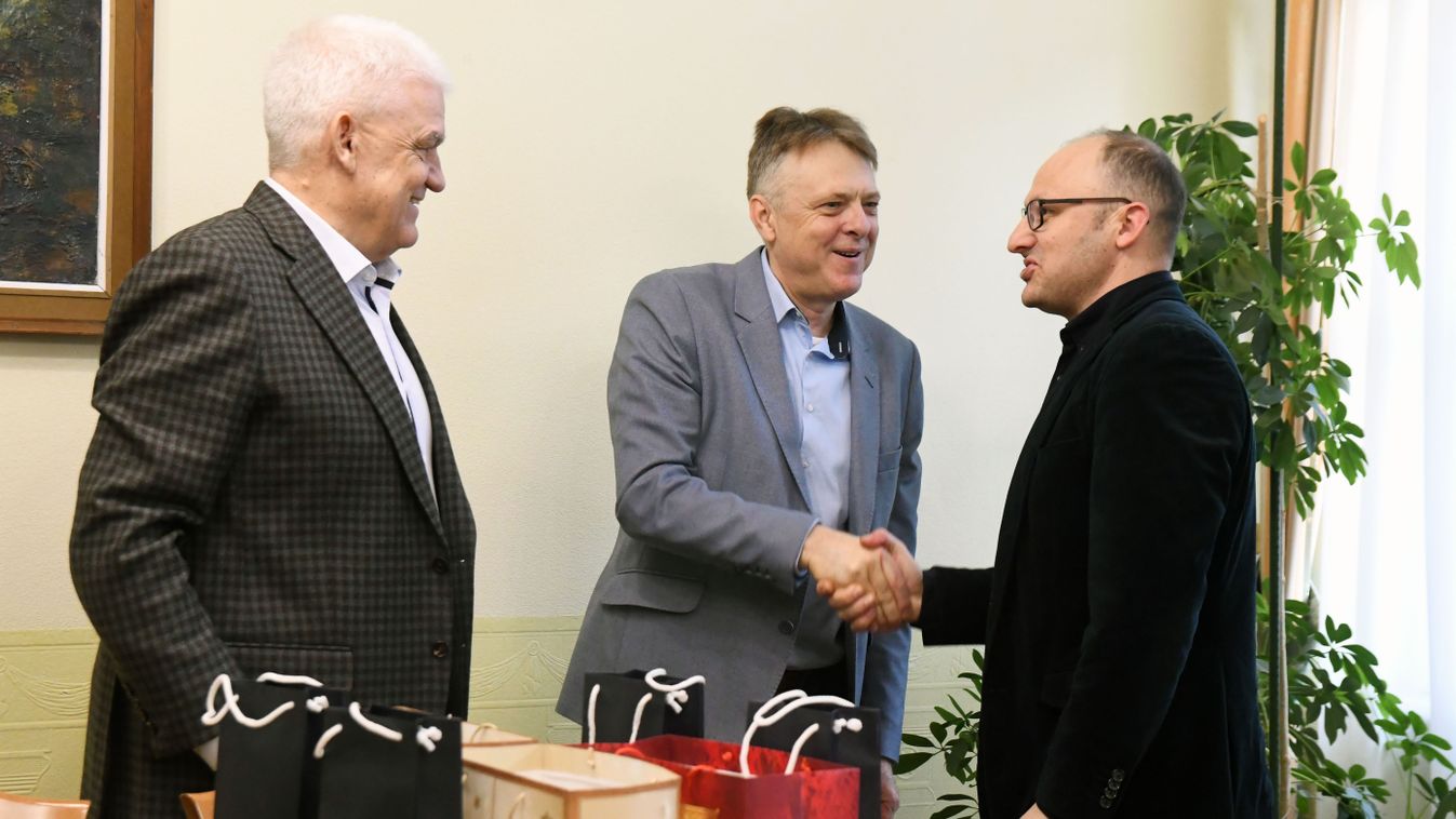 Testnevelő tanárok munkáját ismerték el pénteken Szolnokon