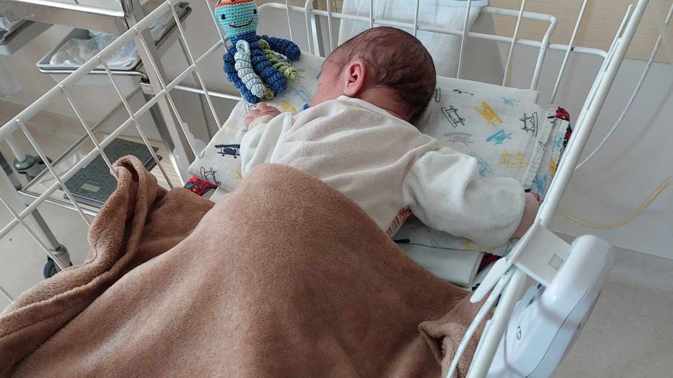 Egészséges újszülöttet hagytak a szolnoki Hetényi kórház babamentő inkubátorában