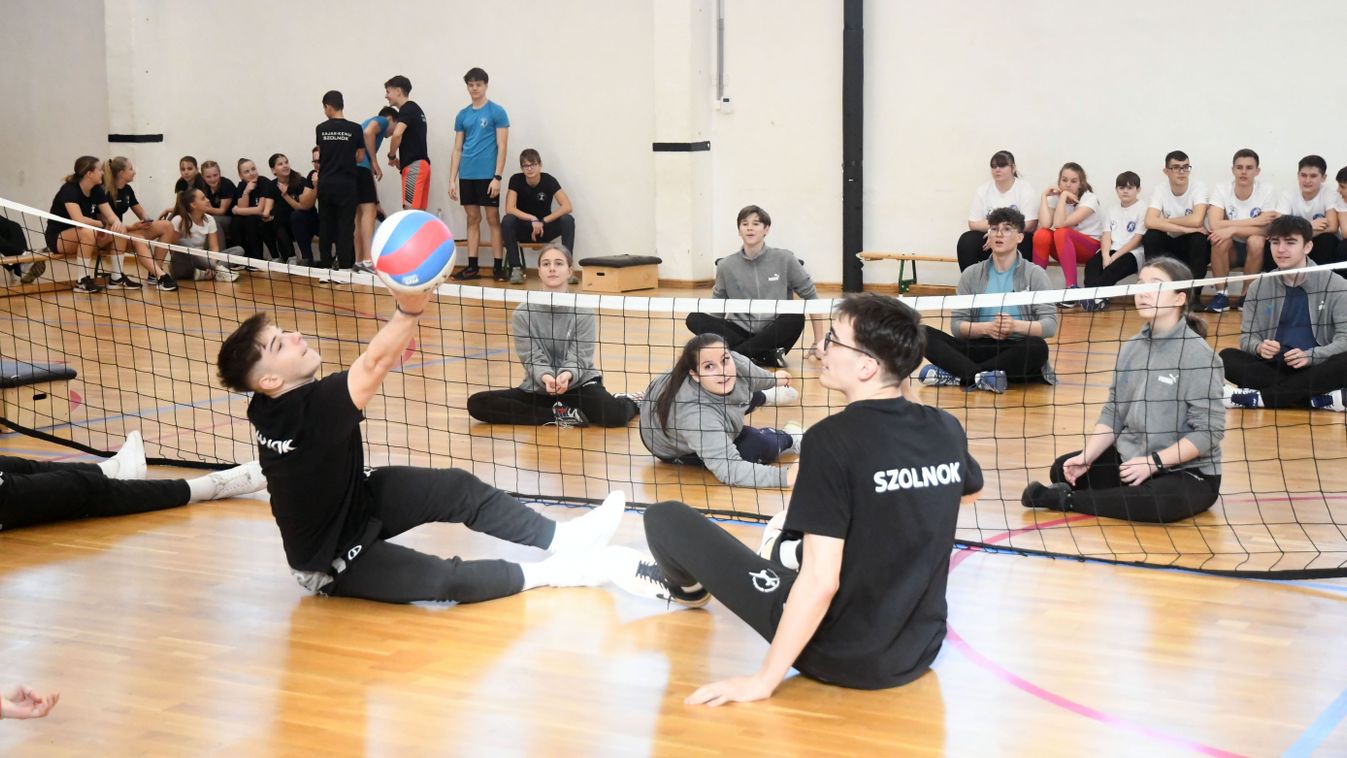 Ülő röplabda, és vakfutás – így telt a parasport napi esemény a Szolnoki Sportcentrumban