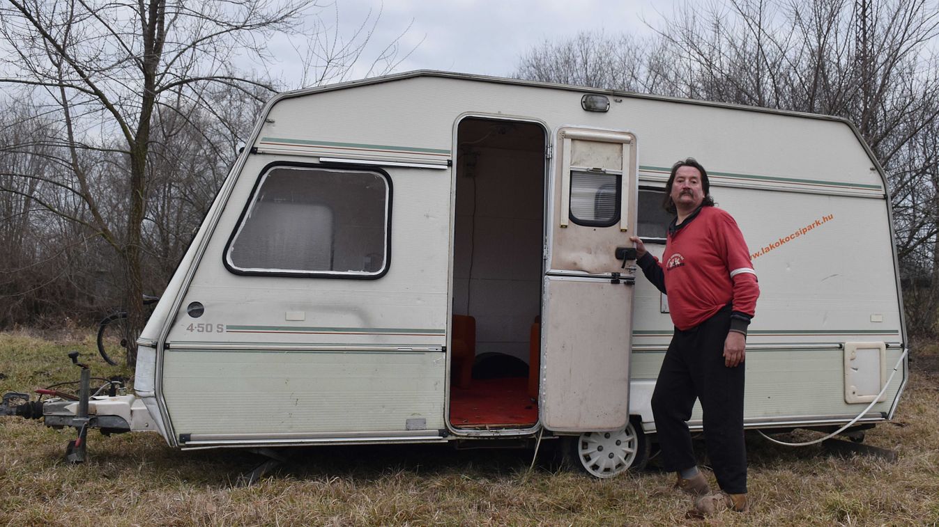 A homeless man from Pyrenees has taken possession of his new caravan with tears in his eyes – it even has a place for his kitten