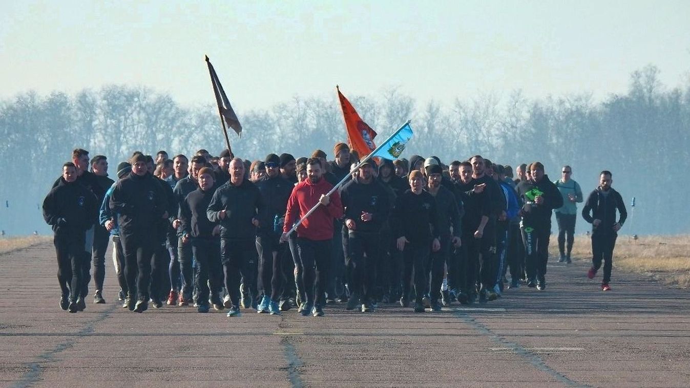 A békét hirdetve futottak a Szolnokon települt katonai alakulatok