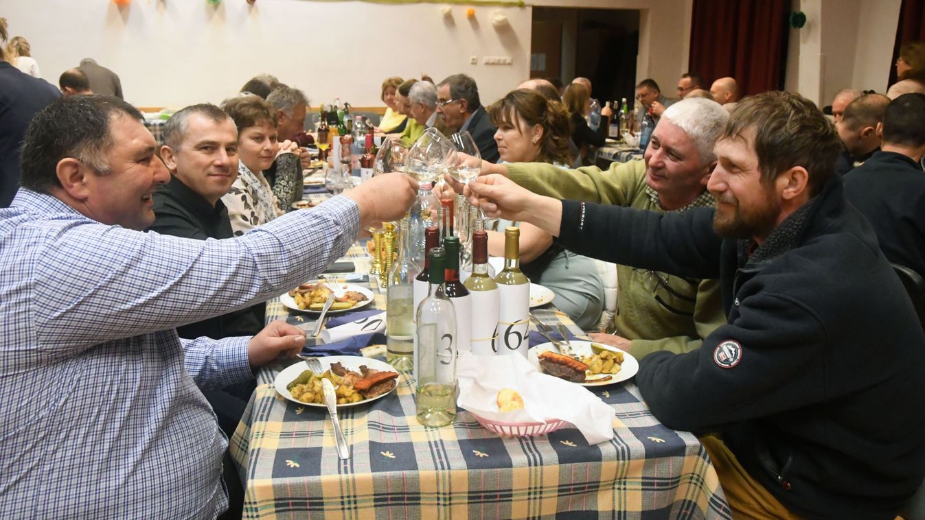 Ínycsiklandó borok versenyeztek Szolnokon