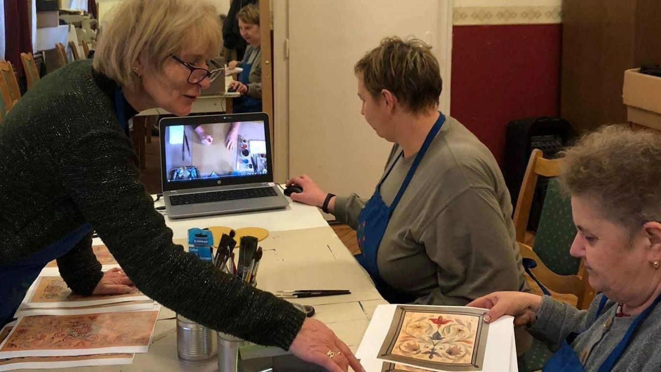 Népi motívumokból válogattak a bútorfestők Rékason