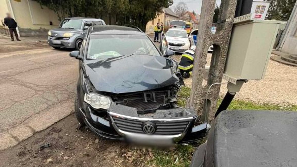 A villanyoszlop is megsérült, mikor nekiütközött az autó Tiszaföldváron