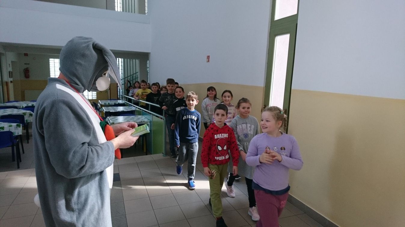 SZOLJON – Húsvéti programokra invitálta a kunszentmártoni iskolásokat a „nyúl”