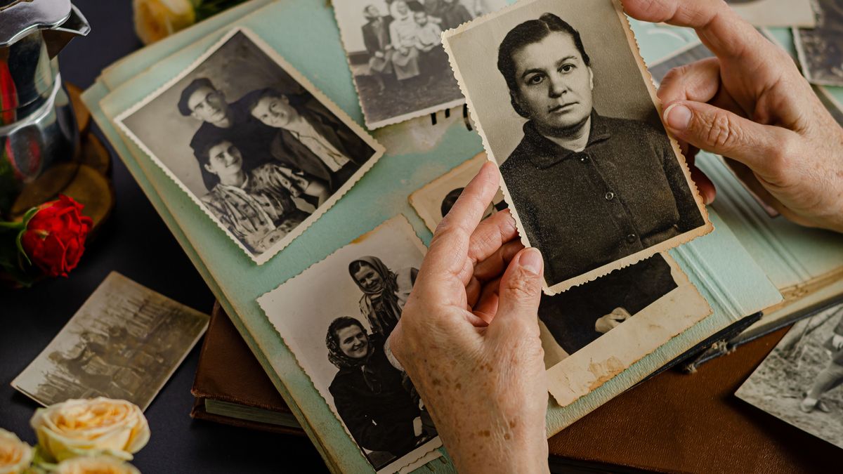 Female,Hands,Holding,And,Old,Photo,Of,Her,Mother.,Vintage