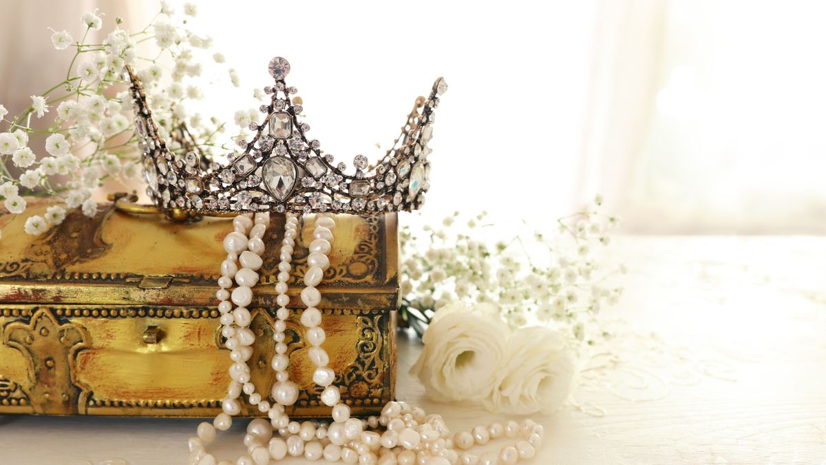 Vintage,Crown,,Antique,Jewellery,Box,And,Pearls,Necklace.,Wedding,Concept.