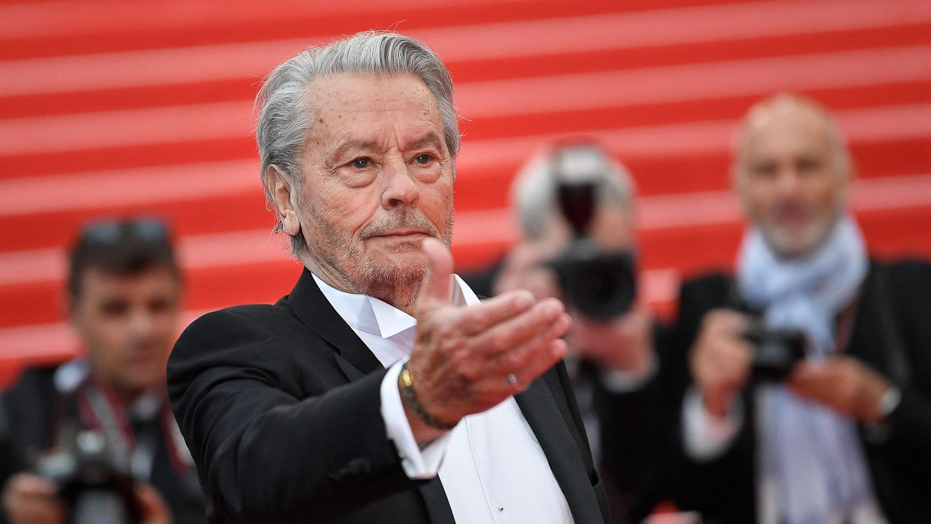 Döbbenetes, hogy néz ki Alain Delon, alig lehet felismerni a legújabb fotóján