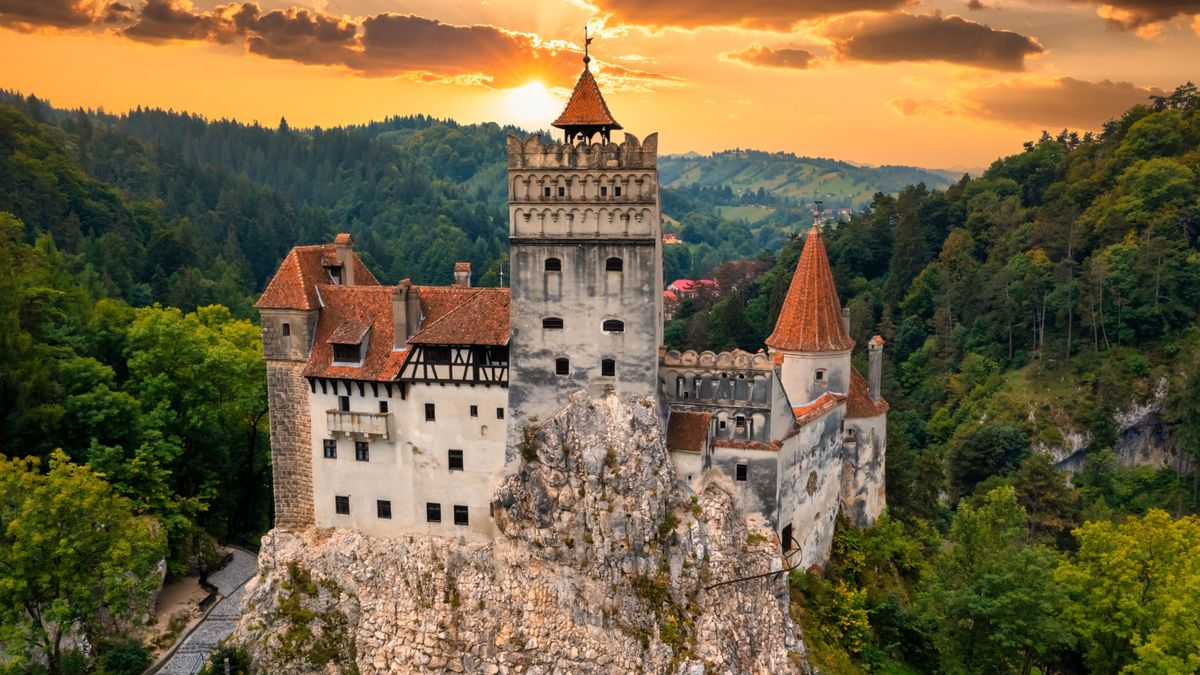 Bran,Castle,At,Sunset.,The,Famous,Dracula's,Castle,In,Transylvania,