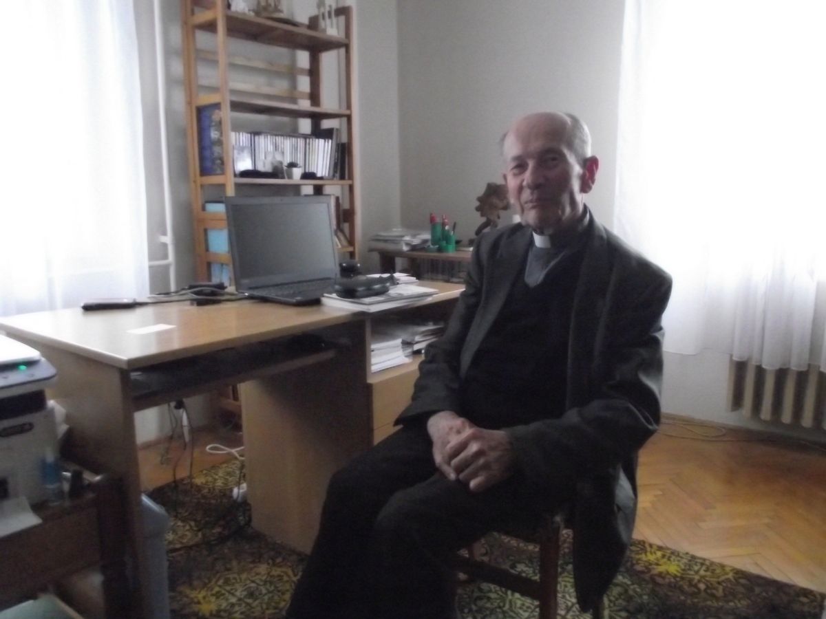 Miklós János atya, plébános, dolgozószoba