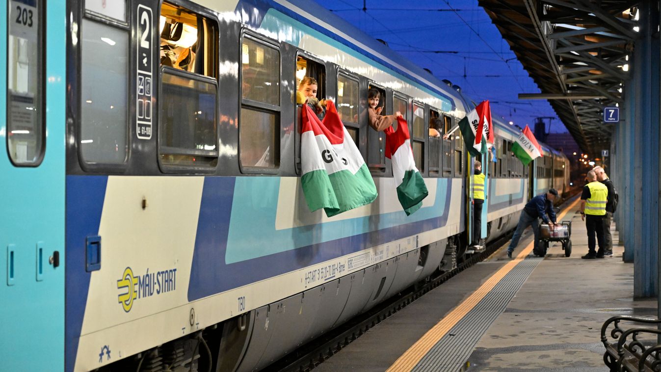 Elindult a Székely Gyors és a Csíksomlyó Expressz Erdélybe