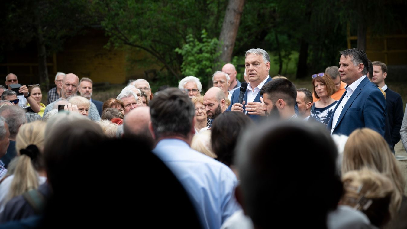 Orbán Viktor beszédet mond a békemeneten