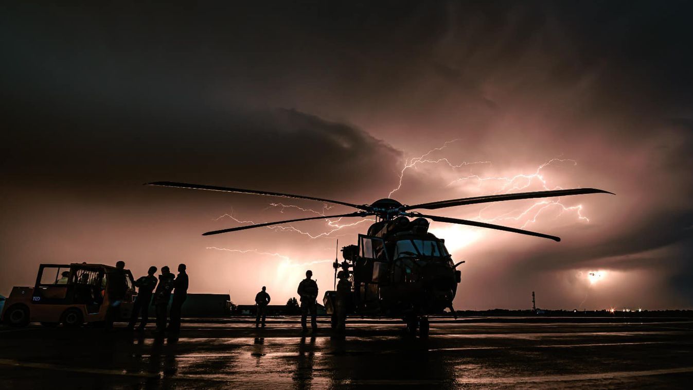 Az év legbaljósabb és legmisztikusabb fotóit posztolta a szolnoki helikopterdandár