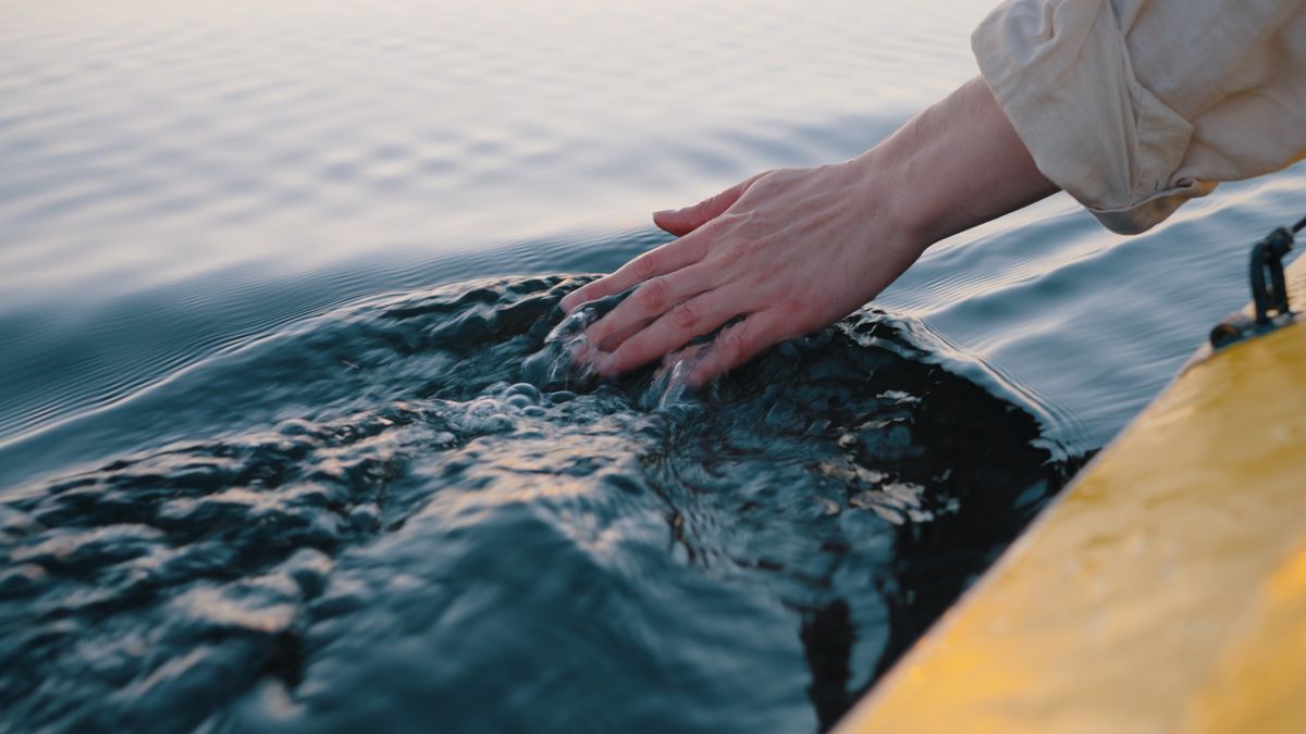 Person,Dips,Hand,In,Calm,River,Water,Sitting,In,Yellow, víz, folyó, 