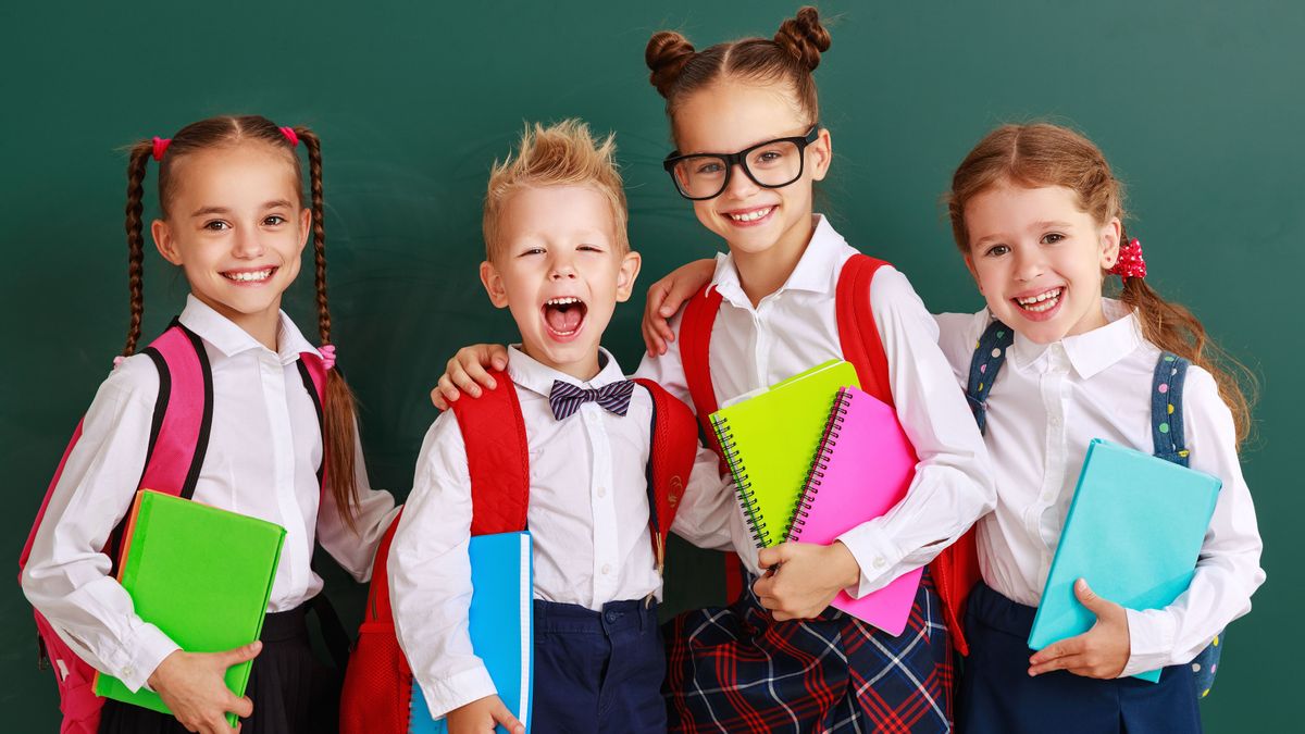 Funny,Happy,Group,Children,Schoolboy,And,Schoolgir,,Student,Boy,And, színötös