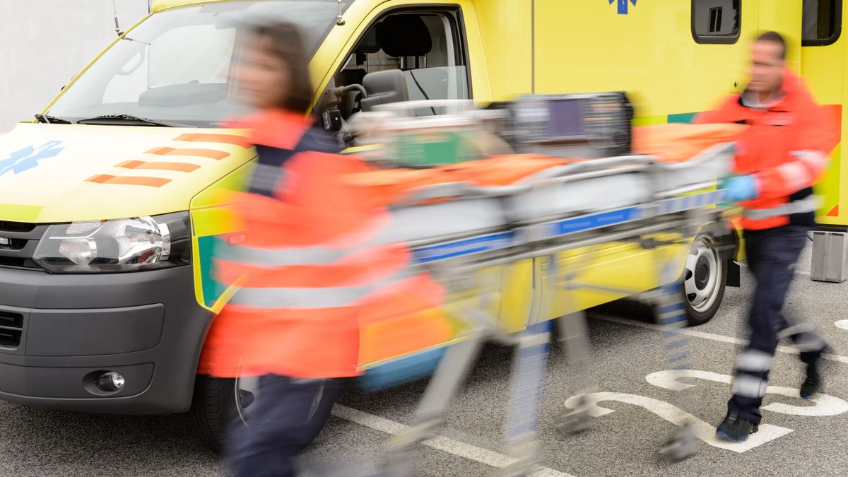 Running,Blurry,Paramedics,Team,With,Stretcher,And,Ambulance,Car,mentő