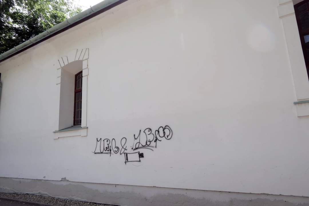 graffiti, rongálás, templom, Abony