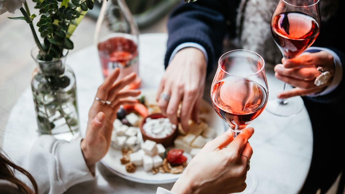 Friends,Celebrating,At,A,Party,Table,With,Rose,Champagne.