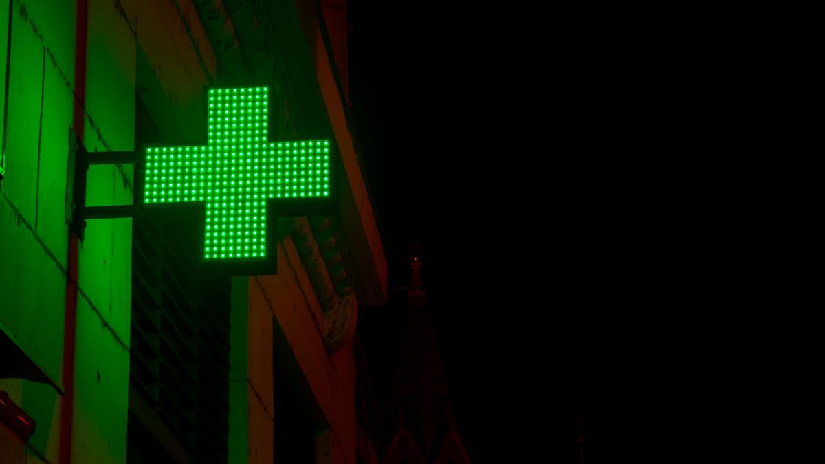 Green,Lighting,Cross,In,The,Darks,Street,Of,Szeged