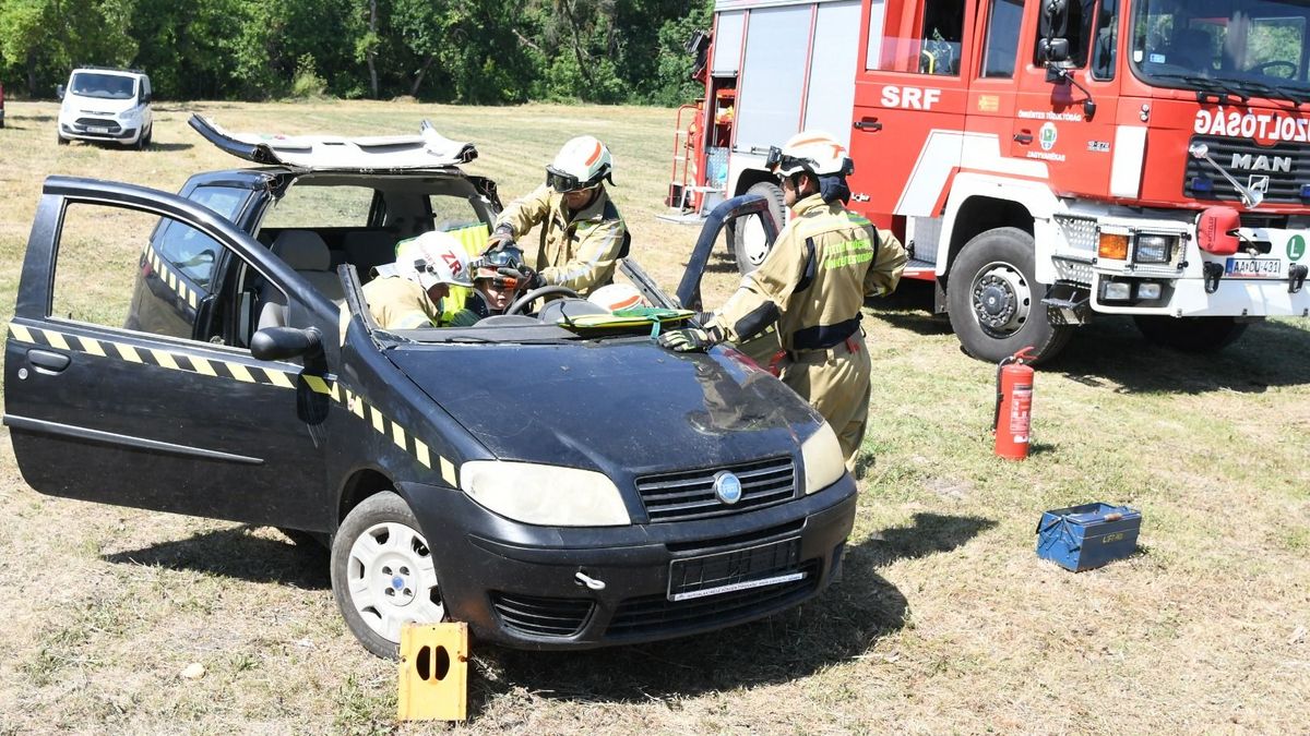 autóba szorult gyermek