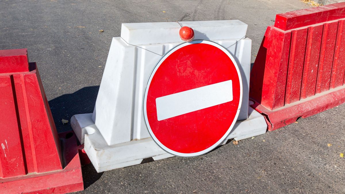 Road,Works,Traffic,Sign,At,The,City,Street,,Stop,Sign!