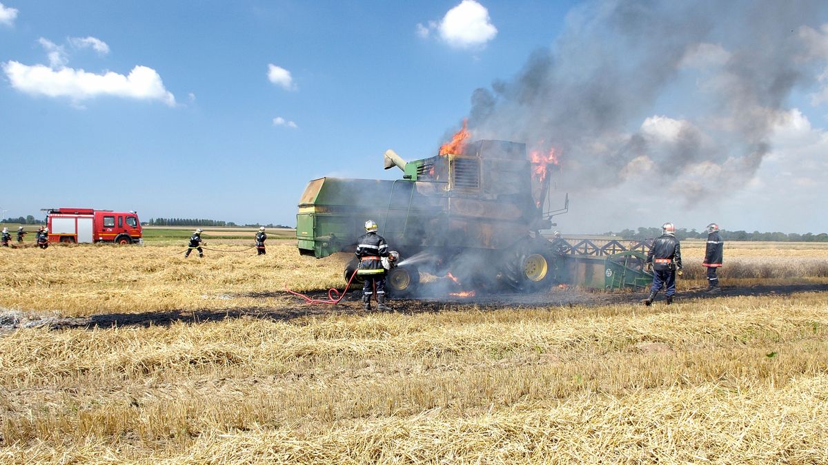 Somme,,France,,August,2015.,Fire,Of,A,Combine,Harvester,During