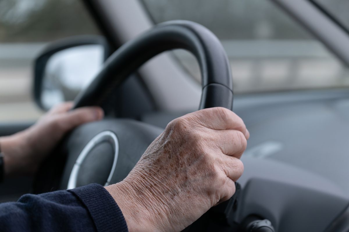 Alzheimer autó, idős sofőr