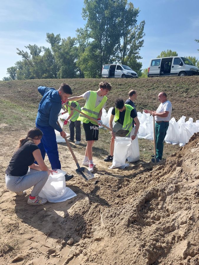 szolnoki diákok segítettek