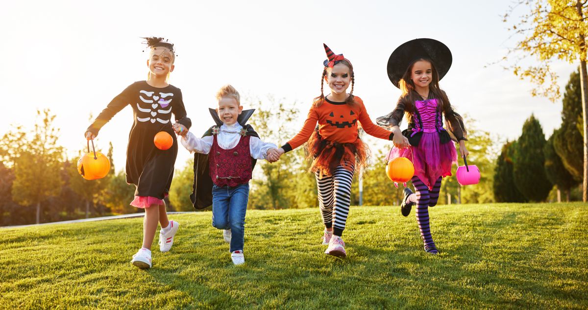 Group,Of,Excited,Kids,In,Spooky,Costumes,Smiling,And,Running, halloween, futás, halloweeni futás